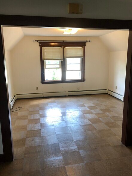 spacious living room - 95 N Whittlesey Ave