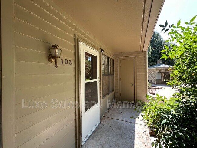 Building Photo - 11120 N Stratford Dr