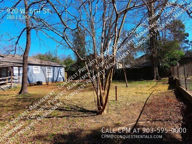 Building Photo - 920 W 6th St