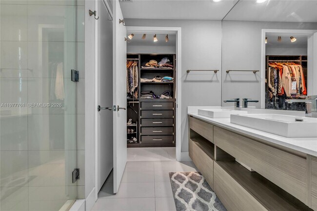 Building Photo - 460 NE 28th St