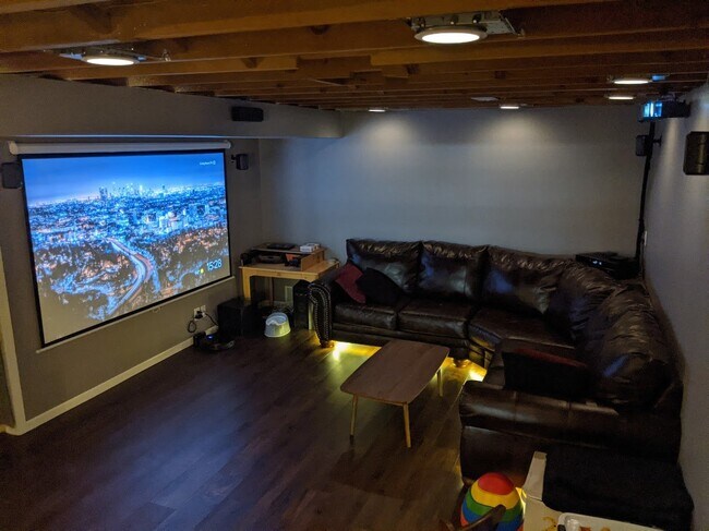 Building Photo - 4 Bedroom, 1.5 Bathroom Beautiful Home - You do not want to miss this one!