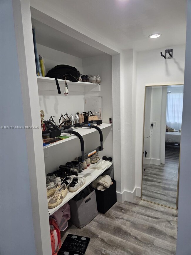 Building Photo - 9320 Fontainebleau Blvd