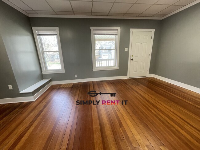 Building Photo - Renovated 2 Bedroom on Campus, Free Parkin...