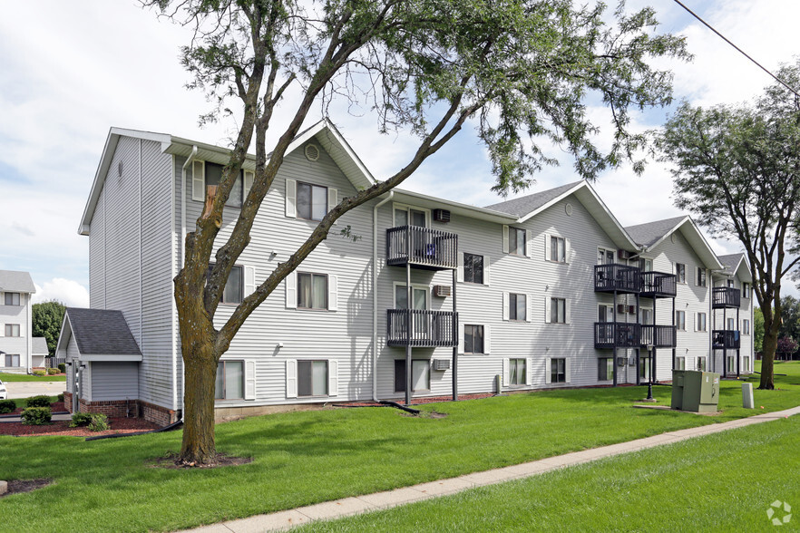 Building - Country Court Apartments