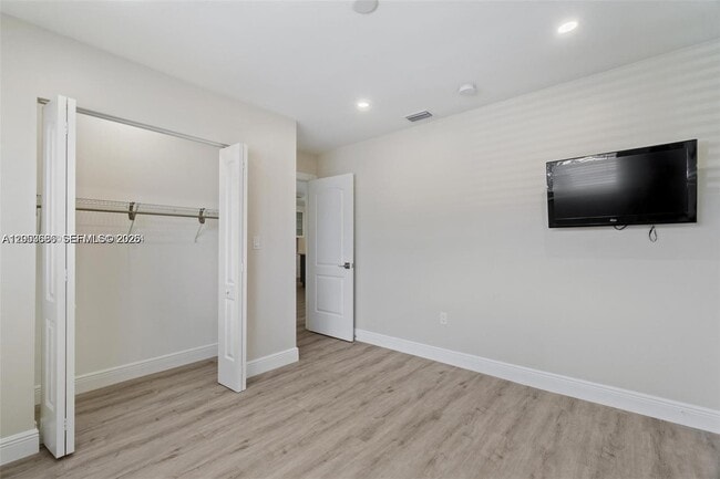 Building Photo - 330 W 74th Pl