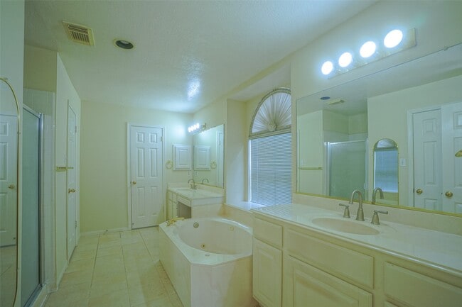 Building Photo - 5602 Whisper Ridge Dr