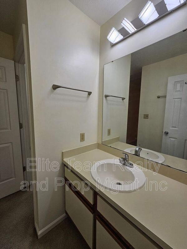 Building Photo - 802 Selwyn Oaks Ct