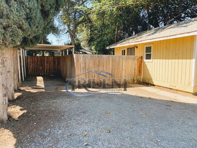 Building Photo - Cozy 2-bedroom 1 bath close to shopping and transportation