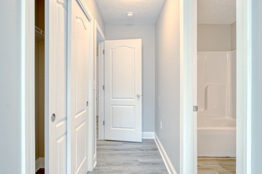 Building Photo - 220 Twisted Oak Dr NW