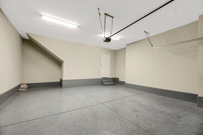 Building Photo - Gorgeous highly upgraded townhouse!