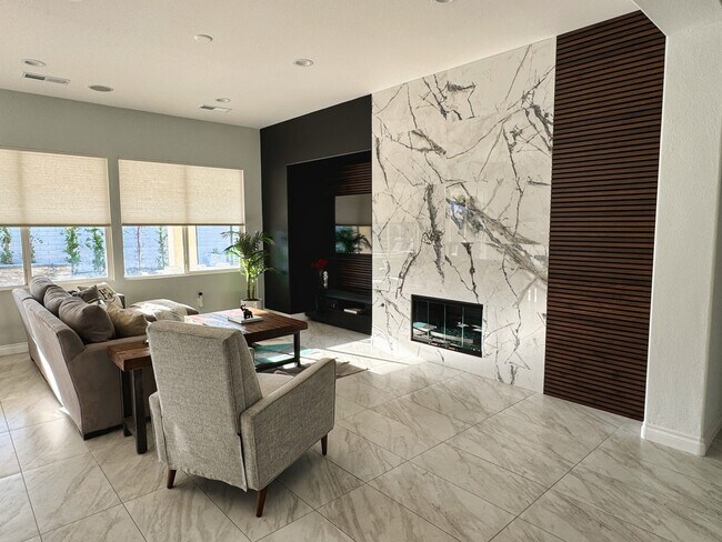 Building Photo - 43244 Freesia Pl