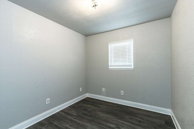 Building Photo - Cute 3 Bedroom 1 bathroom Home
