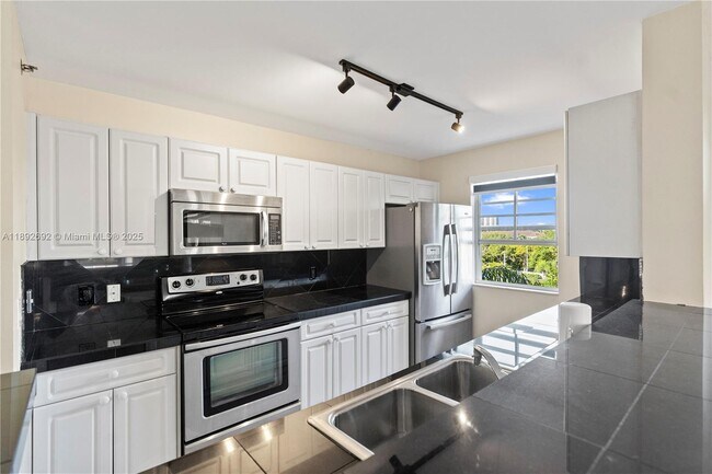 Building Photo - 19655 E Country Club Dr