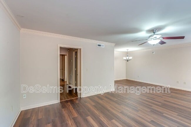 Building Photo - 1122 Brentwood Pointe