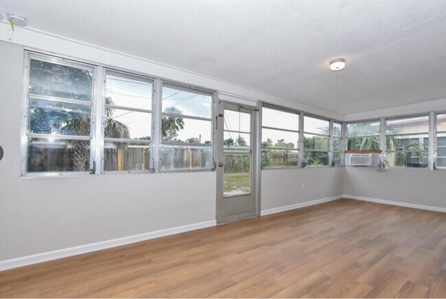 Building Photo - 423 SE Parkway Dr