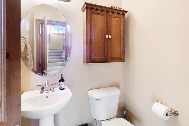 Building Photo - Beautiful townhome, ski shuttle, views, ut...