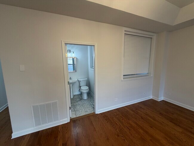 Building Photo - 1347 N Sedgwick St