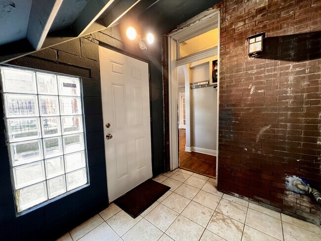 Building Photo - 1811 W Cortland St