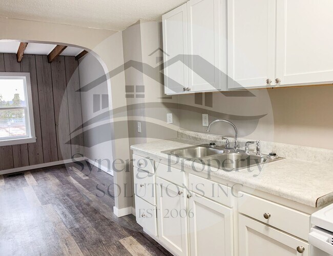 Building Photo - Main St E 12