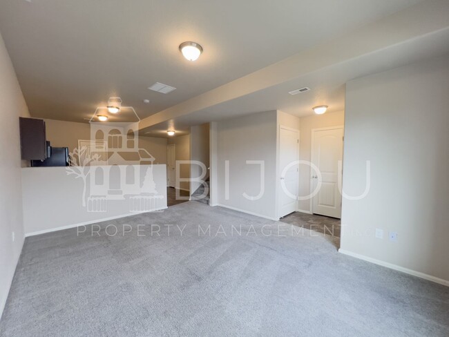 Building Photo - Spring Creek Townhome