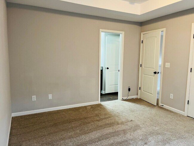 Building Photo - WOW! 5 bed, 4 full baths, brick exterior, ...