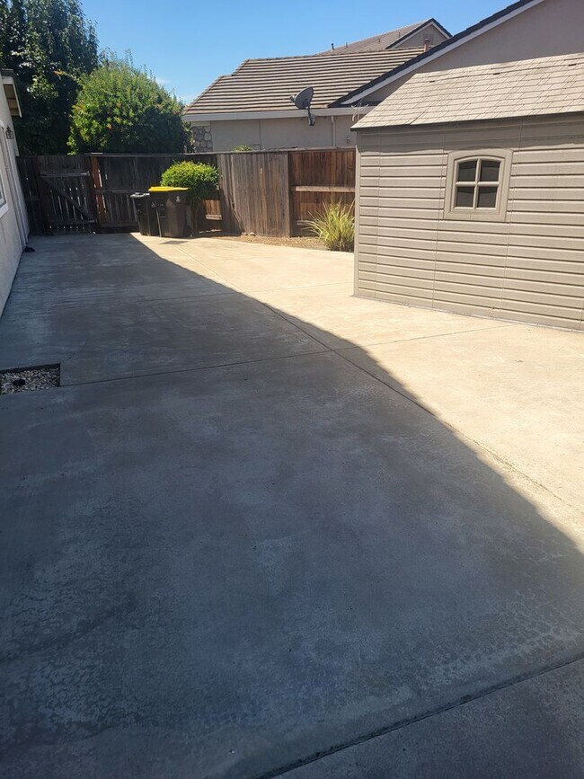 Building Photo - Gorgeous 5bd-3bth Available now!!