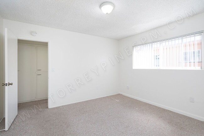 Building Photo - Charming 2 BR Near Sunset Cliffs with 2 Pa...