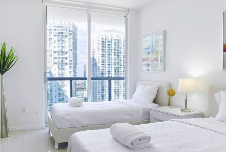 Building Photo - 485 Brickell Ave