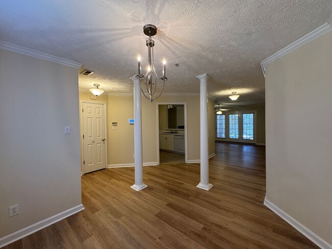 Building Photo - Lovely 2 Bedroom King's Grant Condo