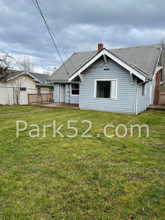 Building Photo - Charming 3 Bed 1 Bath Large Craftsman Styl...