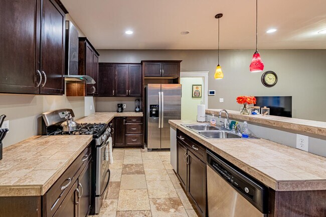 Building Photo - 902 Marquette Ave NW