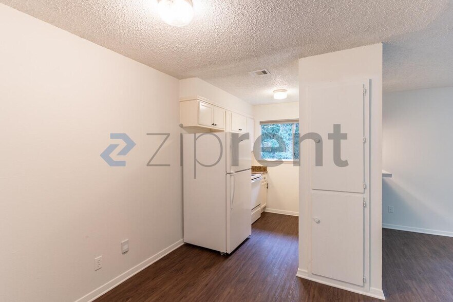 Building Photo - Unit C