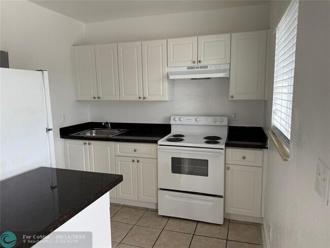 Building Photo - 701 SW 14th Ave