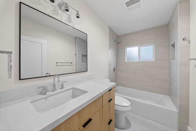 Building Photo - 3441 Drew St