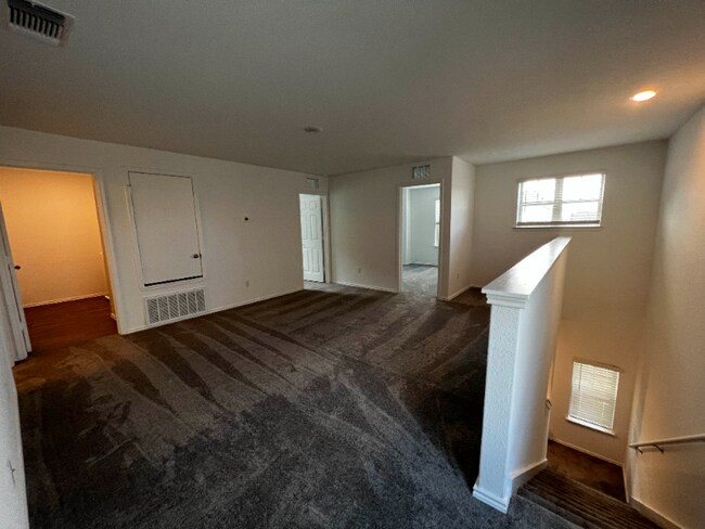 Building Photo - 456 Pickrell Lp