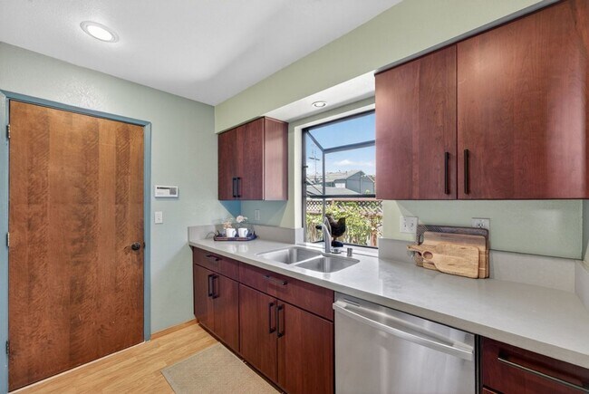 Building Photo - 755 7th Ave