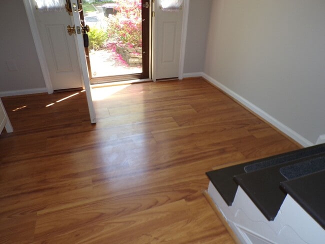 Building Photo - Two Primary Suite Townhouse