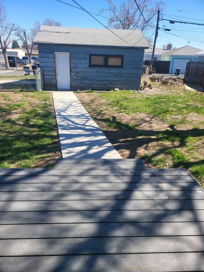 Building Photo - 2 bedroom 1 bath house with Detached garage centrally located in Moses Lake
