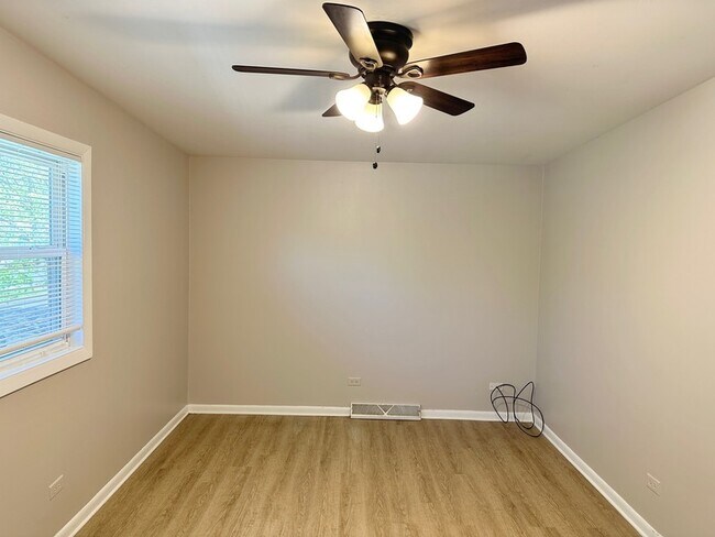 Building Photo - 525 Ryan Ln