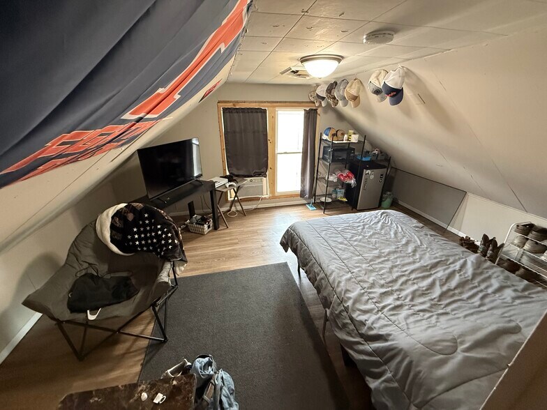 Building Photo - 804 W Oregon St