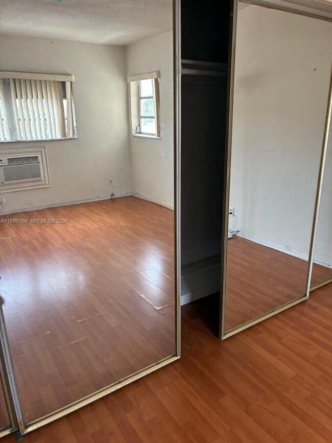 Building Photo - 141 NE 10th Ave