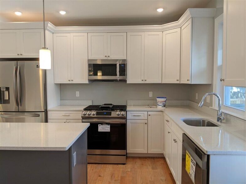 Building Photo - 16 Bowen Ave