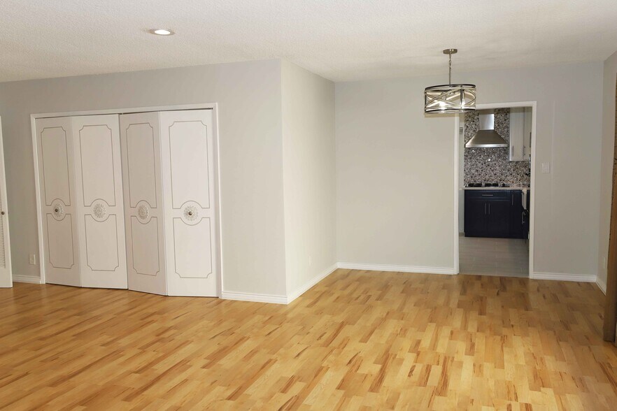 Building Photo - 1025 S Sherbourne Dr