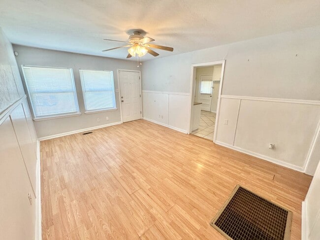 Building Photo - 902 E Rose Dr