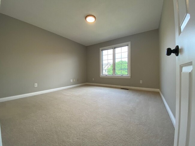 Building Photo - 5665 Stone Lake Dr