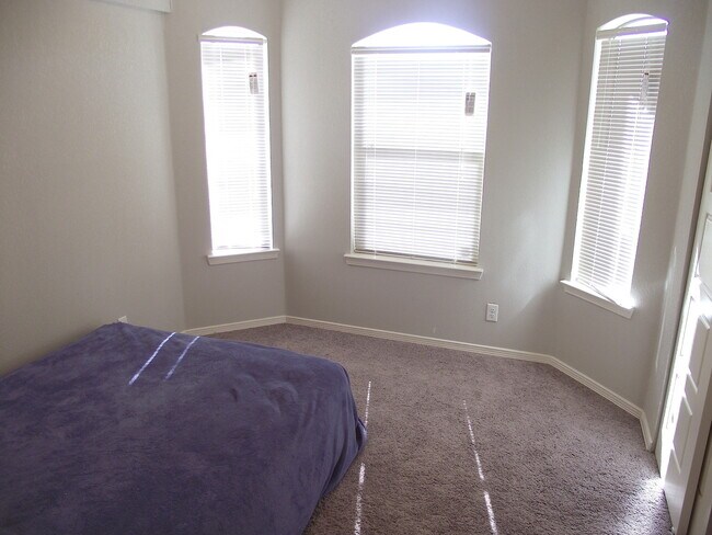 Building Photo - Sandstone Ranch Estates 4Bed/3Baths home with Refrig A/C and Synthetic Grass Yard!