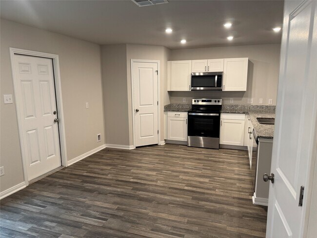 Building Photo - 15520 Taylorcrest Dr