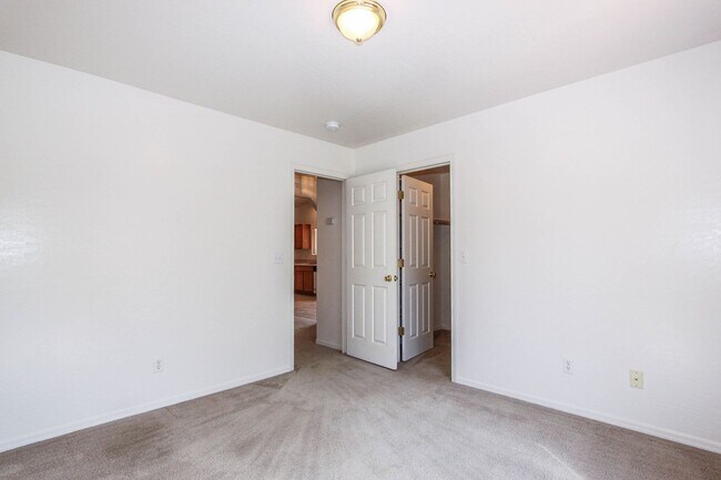 Building Photo - 9611 E Magma Dr