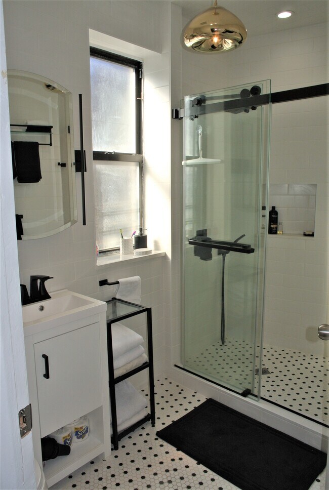 Building Photo - 867 W 181st St