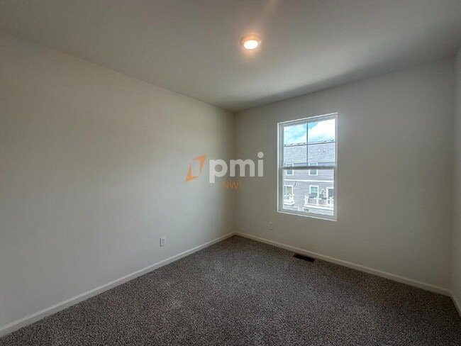 Building Photo - 8750 Clover Ln